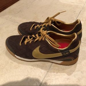 Nike Ronaldinho 10 Mens Suede Indoor Soccer Shoes